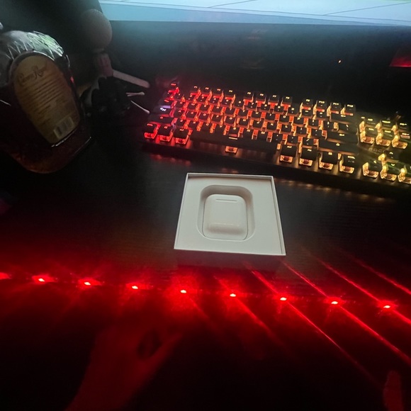 Airpods 1st Generation - Picture 2 of 5